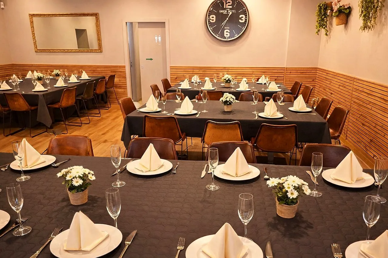 Salón Auris de Eventos Claraboya en L'Hospitalet con montaje de banquete
